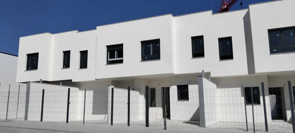 Trabajos de revestimiento de fachada con SATE en una obra nueva en la Mejostilla, Cáceres